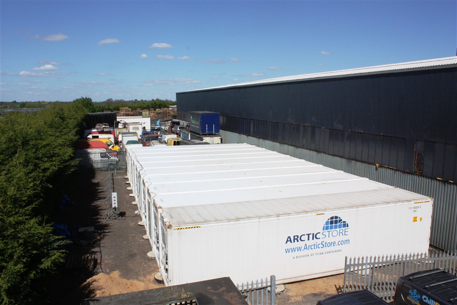 225m&sup2; Arctic SuperStore modular cold room at a UK food processing company. ➔ PRODUCT DETAILS