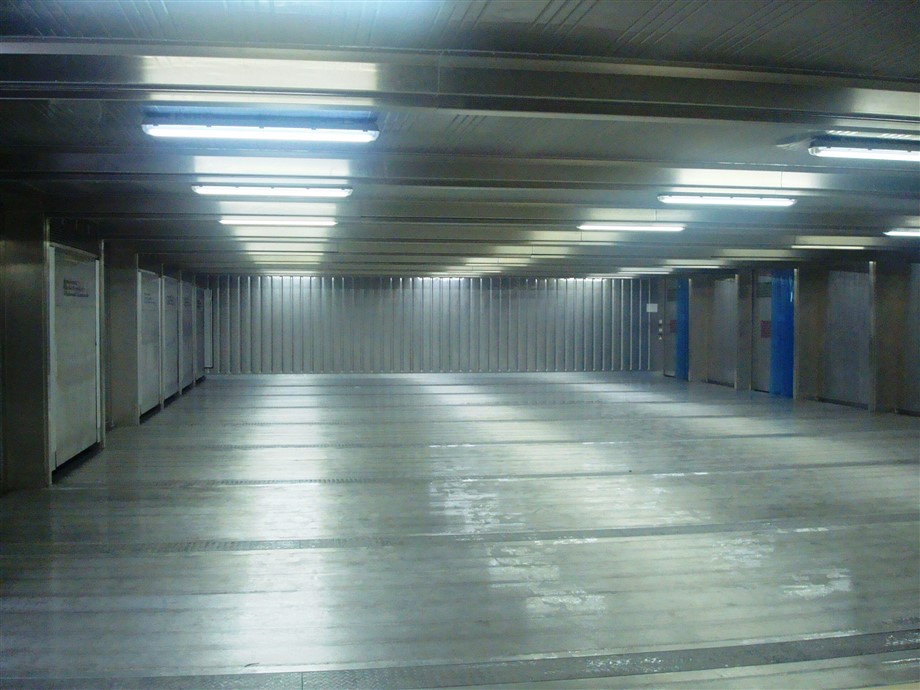 Chłodnia SuperStore o powierzchni prawie 280 m2, 12 m szerokości i 24 m długości z wieloma drzwiami