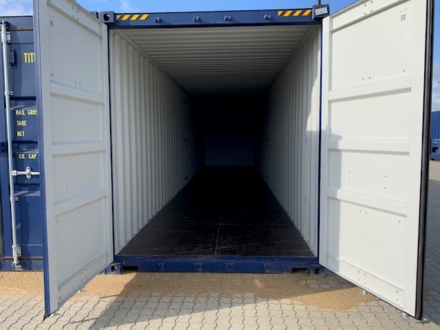 40 FOT CONTAINERE
Längd • 12 meter
Höjd • 2.70 meter
Bredd • 2.35 meter
Kvadratmeter • 28 m2
Kubikmeter • 76 m3