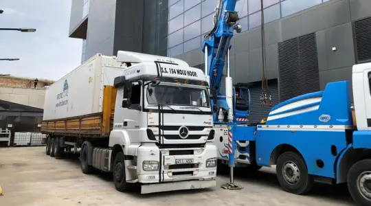 Temperature-controlleda ArcticStore containers installed on-site for carbon fiber storage at –18°C, supporting aerospace manufacturing and scalable cold storage capacity.